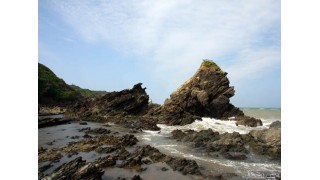 Bàng Than – Vũng An Hòa một vùng biển xanh biêng biếc với từng đợt sóng nhấp nhô vào bờ đá.